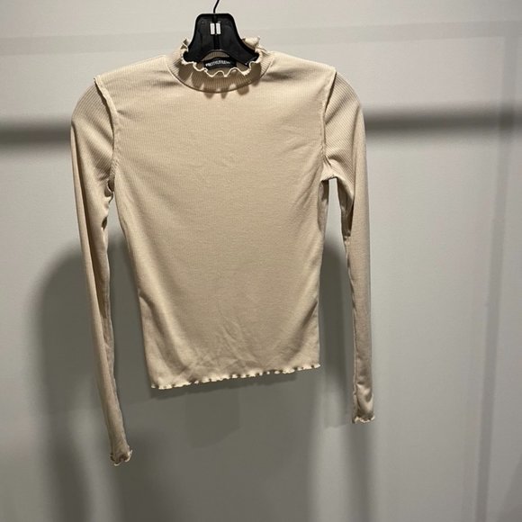 Pretty Little Thing Beige Long Sleeve - Picture 2 of 3